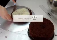 Für diesen Kuchen sind 3 Kekse erforderlich. Zwei ...