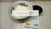 Her şeyden önce, pastadaki bir tabaka için jöle pi...