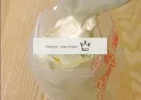 Place the cream in a pastry bag. Leave some cake c...