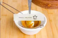 La confiture restante est essuyée à travers un tam...