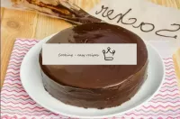 Tradicionalmente, el pastel de Sacher se adorna si...