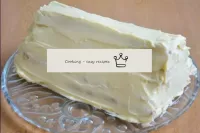 當金字塔用奶油殘留物組裝時，用磨碎的堅果和磨碎的巧克力混合物裝飾在上面。讓蛋糕在冰箱裏浸泡幾個小時。...