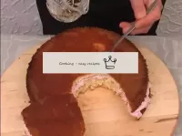 On imprègne le gâteau de sirop sur le dessus. ...