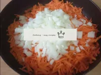 烤蛋糕將用燉蔬菜制成：胡蘿蔔和洋蔥。我拿了三個胡蘿蔔和三個燈泡。將胡蘿蔔去皮，然後磨碎。燈泡也被清潔...