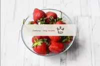 For the filling, take a fragrant ripe strawberry. ...