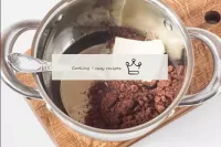Ajouter le beurre et la poudre de cacao au sirop c...