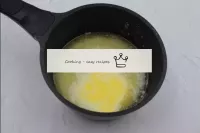 在一个小桶中，放置黄油，开始用中火淹没，不要把黄油煮沸。当一半的黄油被融化时，加入植物油，使踩踏过程...