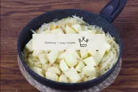 Enjuague las patatas con un cepillo en agua corrie...