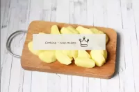 Las patatas se limpian y se cortan en frijoles o c...