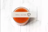Agrega la pasta de tomate al agua, por una pizca d...