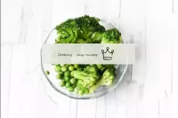 绿色豌豆和西兰花可以使用新鲜或冷冻。冷冻蔬菜需要预先解冻。...