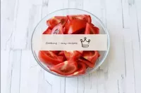 將西紅柿切成小葉。西紅柿選擇多汁但濃密的。柔軟的水果不能很好地保持形狀，在切片和烹飪過程中，它們會擴...