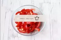 Pulire il peperoncino dai semi e frutteti e taglia...