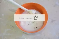 Dans un bol séparé, mélanger la crème sure à l'eau...