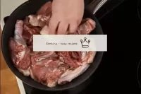 Coloque a carne para baixo. ...