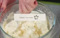 將一湯匙奶粉加入一個凝乳質量的碗中，然後均勻分布，輕輕幹預，直到獲得均勻的質量。...