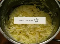 幹酪擦過篩子，或者跳過屠夫。加入軟化（未融化）油，攪拌。...