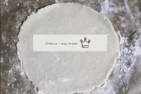 讓我們從羊皮紙上切出一個矩形或杯子，使其適合你的烘烤形狀。用黃油沖洗它，然後加入面粉。讓我們將一個球...