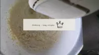 Adicionamos os nossos ingredientes secos à massa r...