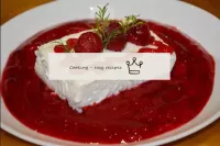 Curd dessert with raspberry sauce...