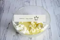 Unire il formaggio al latte condensato e schiaccia...