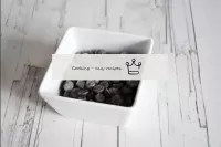 Prepara el chocolate para el esmalte. ...