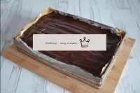 Gießen Sie die Torte oben mit einer Glasur und tre...