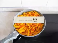 鍋にかぼちゃを野菜に入れ、ふたの下で5分ほど炒めます。...