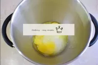 準備面團，將雞蛋與糖結合，將攪拌機攪拌成氣泡。...