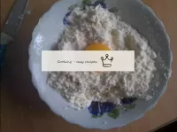 雞蛋分為蛋白質和蛋黃。將一個蛋黃添加到面粉混合物中，然後將面團混合。...