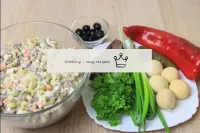 Arrume os ingredientes para a salada (batatas, cen...