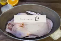 Plantez le canard avec de la marinade - il est trè...