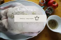 Reiben Sie die Ente mit der Marinade von allen Sei...