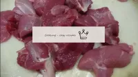 野菜を炒めながら、肉を切る。...