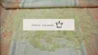 Lavar o arroz e secá-lo. Uma toalha de linho limpa...