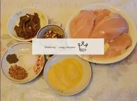 مجموعة من المنتجات لعمل لفائف الدجاج في كيس. من ال...