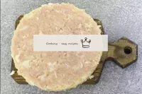 Put the meat filling on the third cake and distrib...