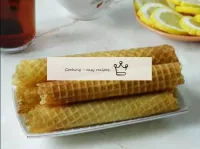 Bitmiş waffleı çıkarıyoruz ve bir tüpe yuvarlıyoru...