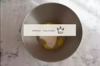 En el recipiente para batir, introduce los huevos ...