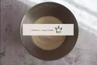Introduire la farine tamisée dans la pâte, en cont...