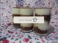 Répartir les puddings en couches dans des gobelets...