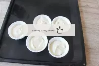 Capcake'ler için kağıt kalıplar hazırlayın. Hamuru...