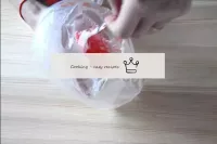 Put the dyed cream in a bag, as if smearing it on ...