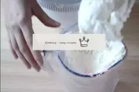 Mettez de la crème blanche à l'intérieur du sac. ...