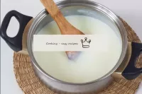 Refroidir le pudding à la vanille et le servir à l...