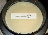 生地をバターであらかじめ潤滑された2つの同じ形状に注ぎます（底部のみ）。...