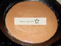 نسخن الفرن إلى 180 درجة ونضبط الكعكة على الخبز (نخ...