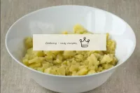 Corta las patatas en pequeños cubos. ...