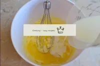 在黃油中加入雞蛋，攪拌後幹預溫暖的牛奶。...