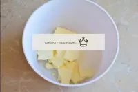 Para preparar o teste, junte manteiga macia e açúc...